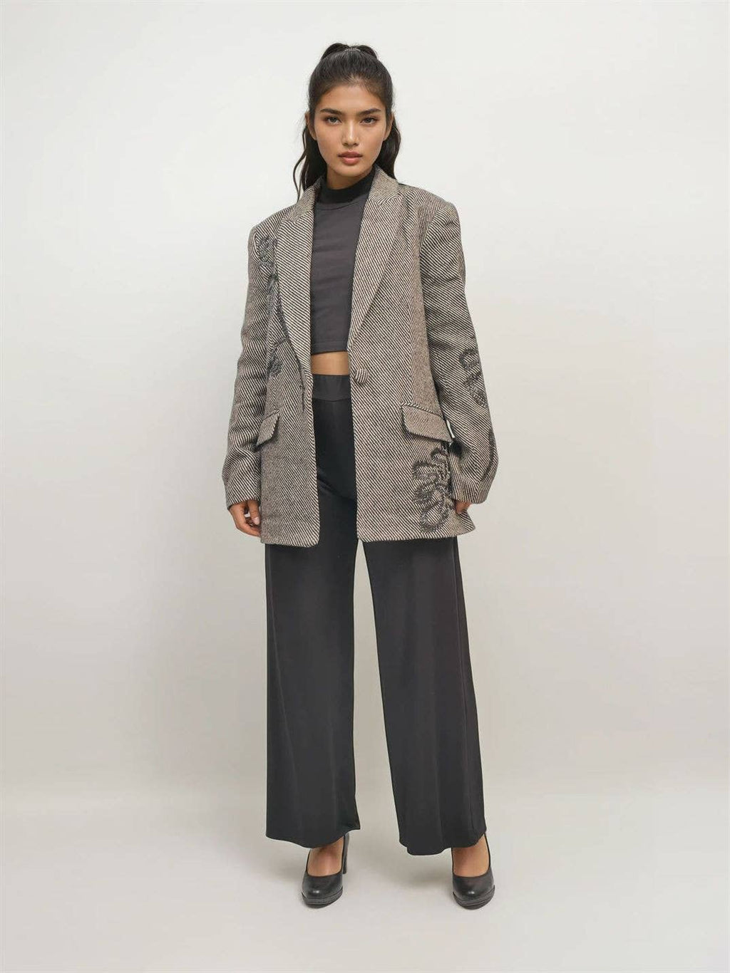 Blazer with embroidered patterns