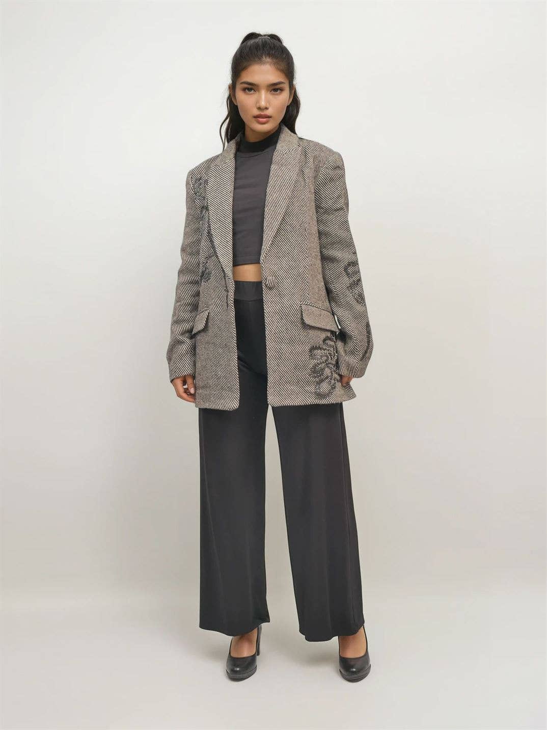 Blazer with embroidered patterns