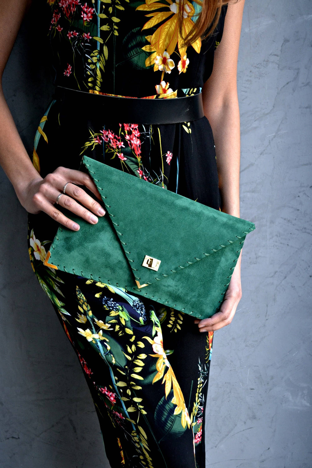 Suede clutch in emerald