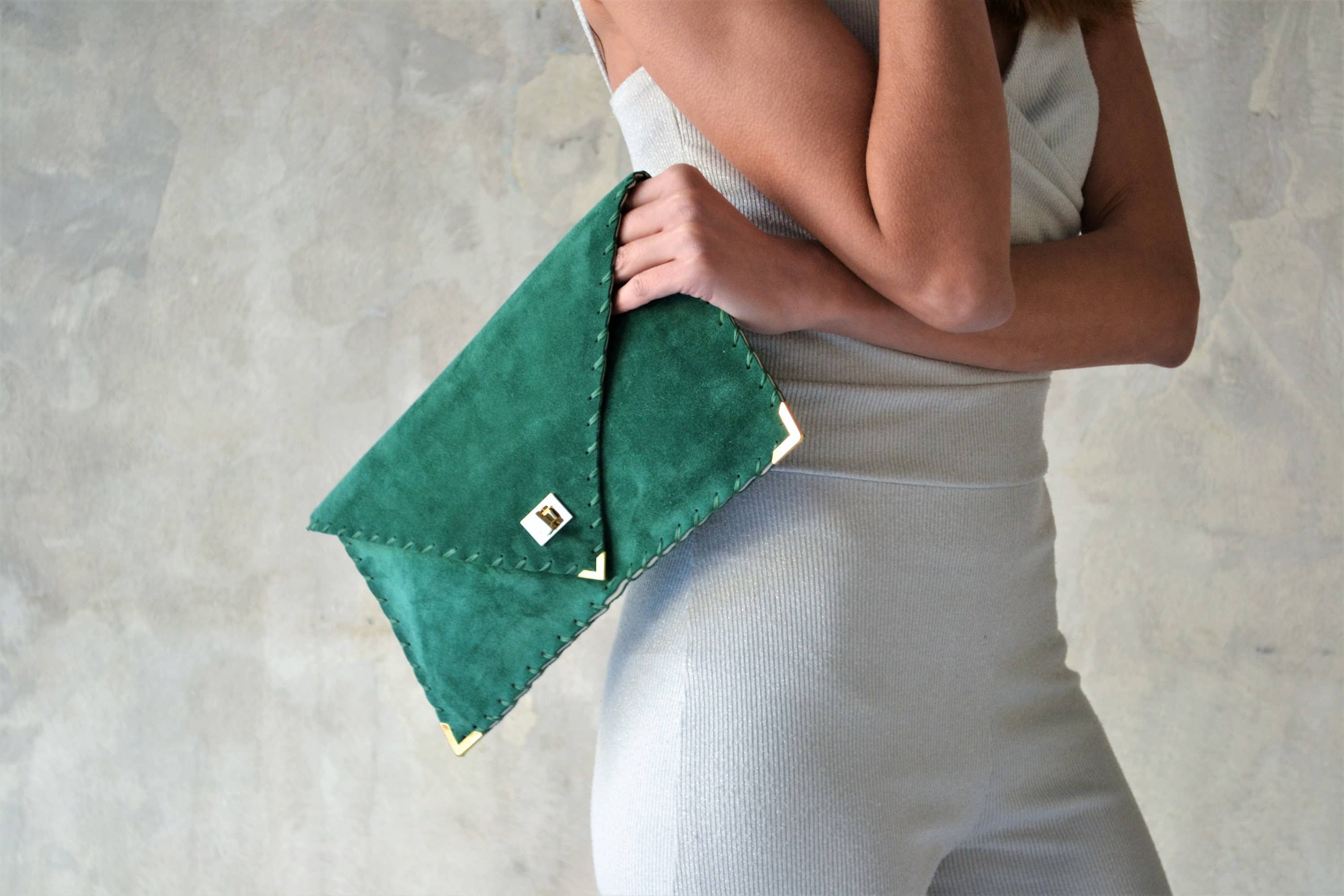 Suede clutch in emerald