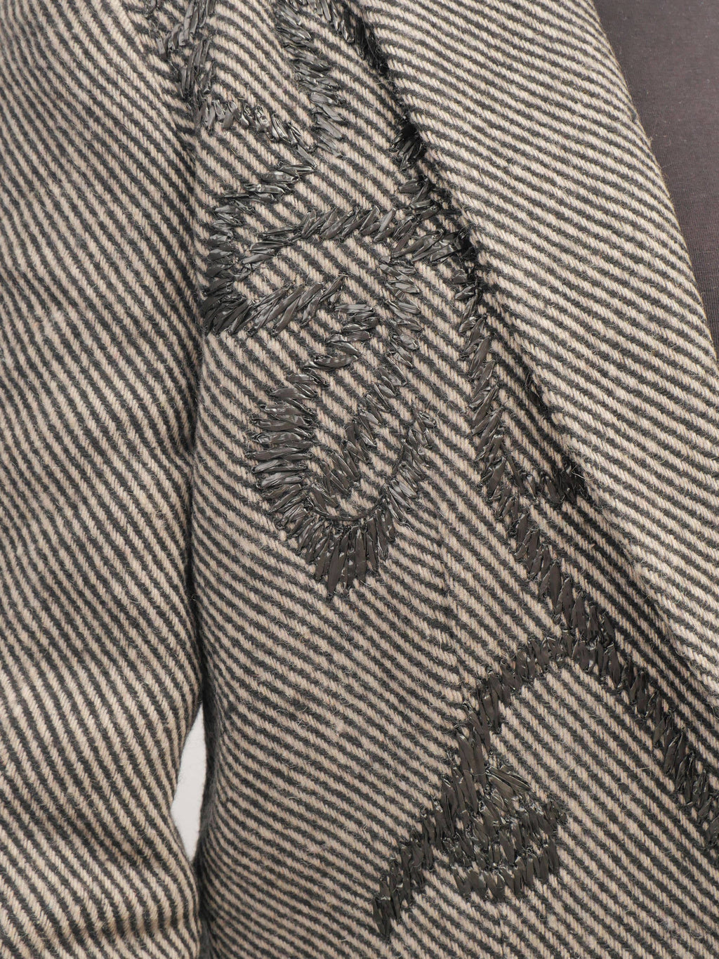 Blazer with embroidered patterns