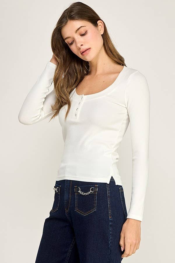 SCOOP NECK BUTTON TOP