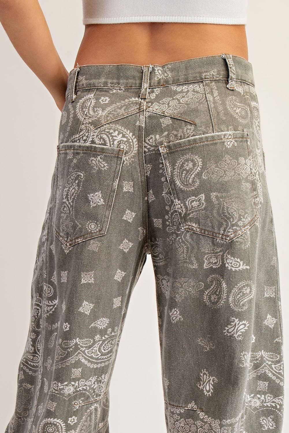 MINERAL WASHED BARREL JEANS