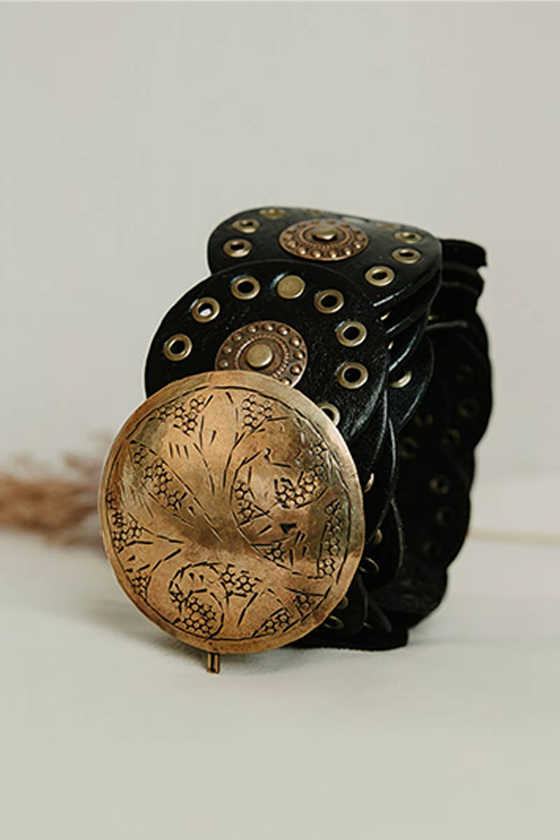 Alpha leather belt with engraved buckle, medium size