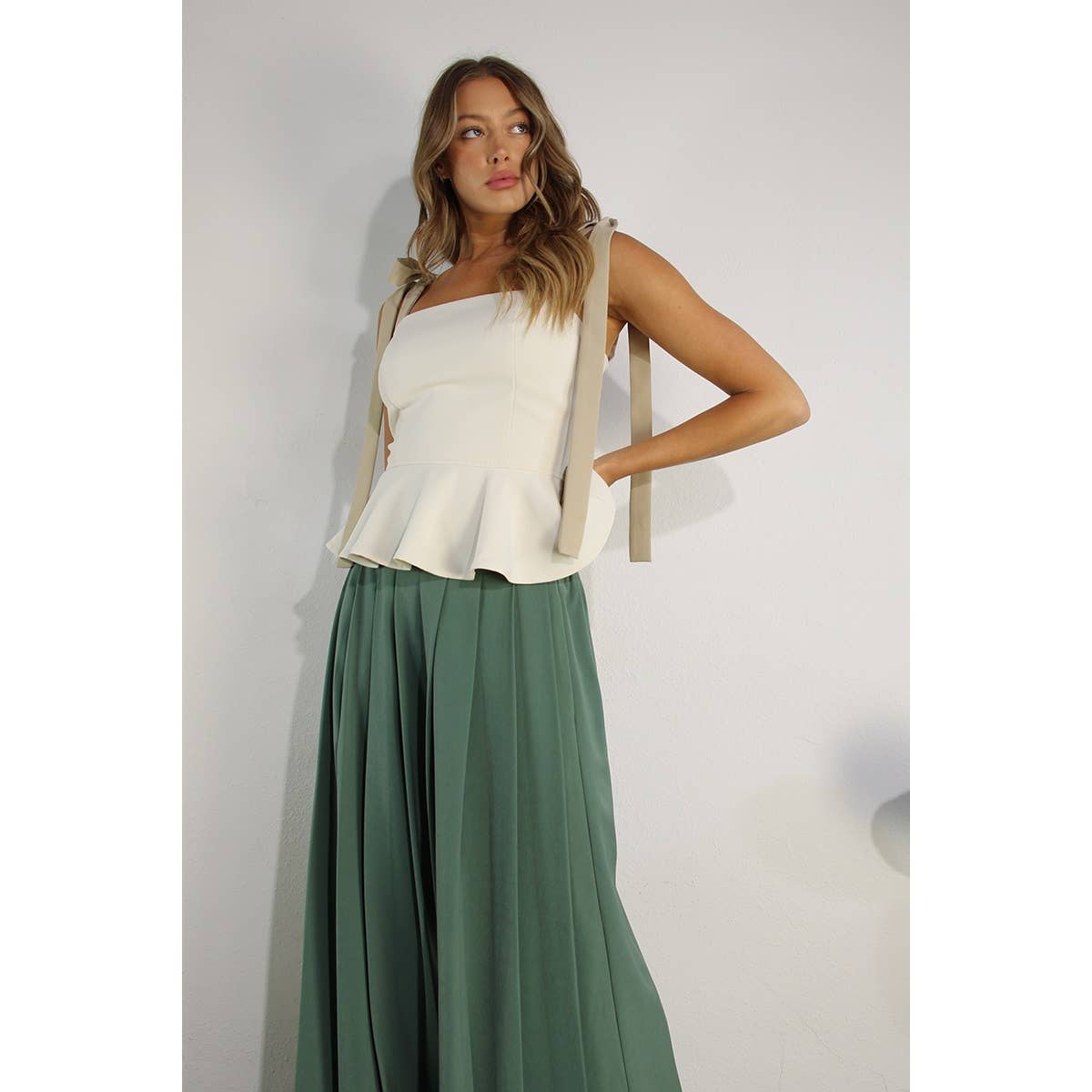 CONTRAST SHOUDER BAND RUFFLE TOP