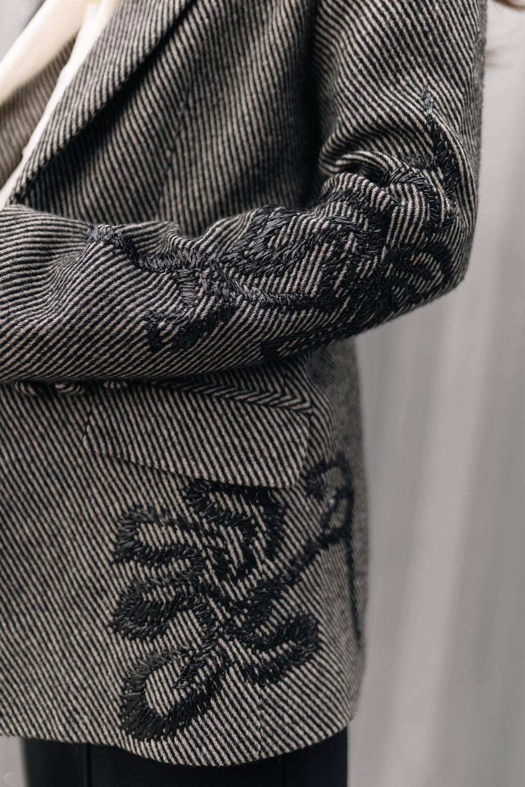 Blazer with embroidered patterns