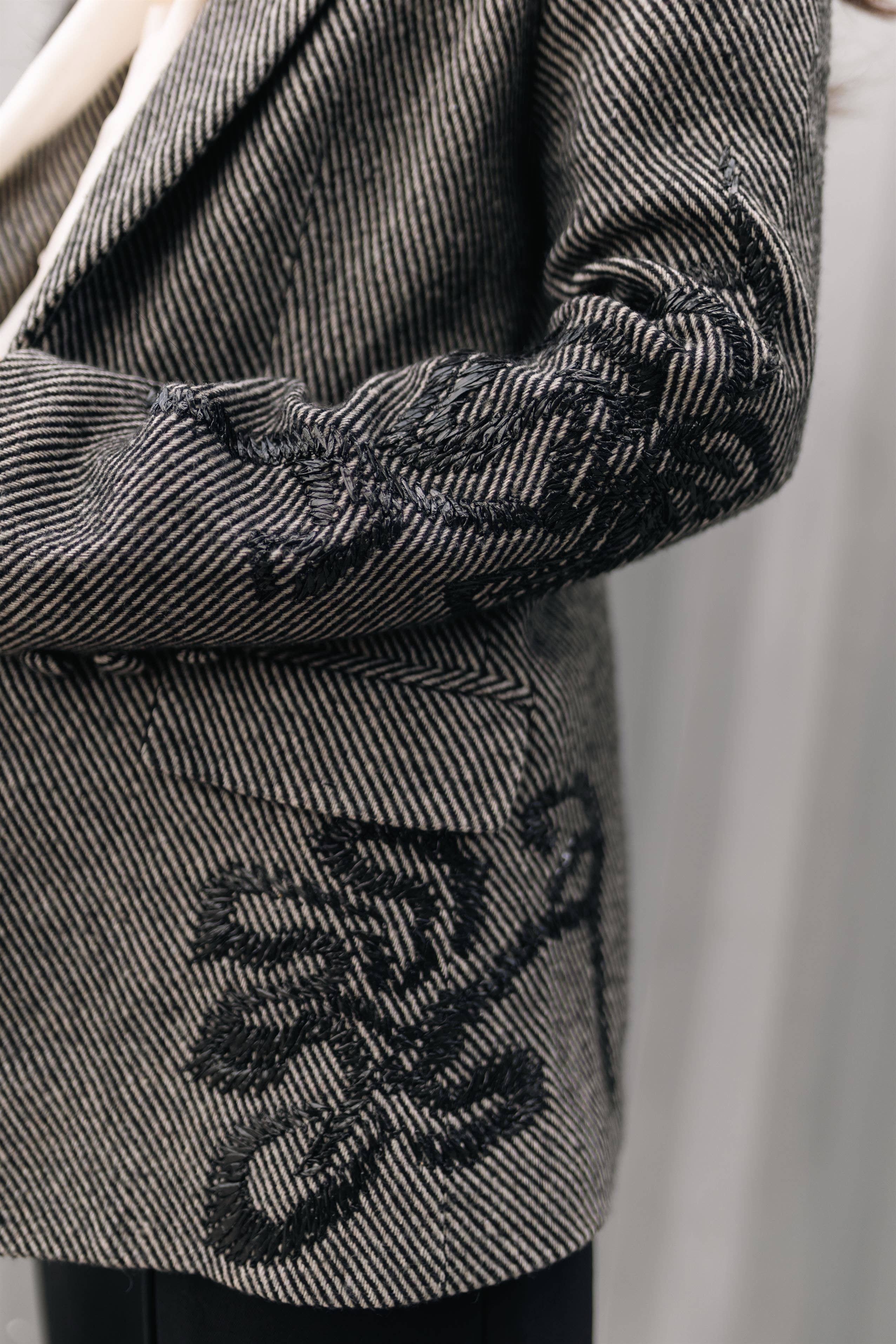 Blazer with embroidered patterns