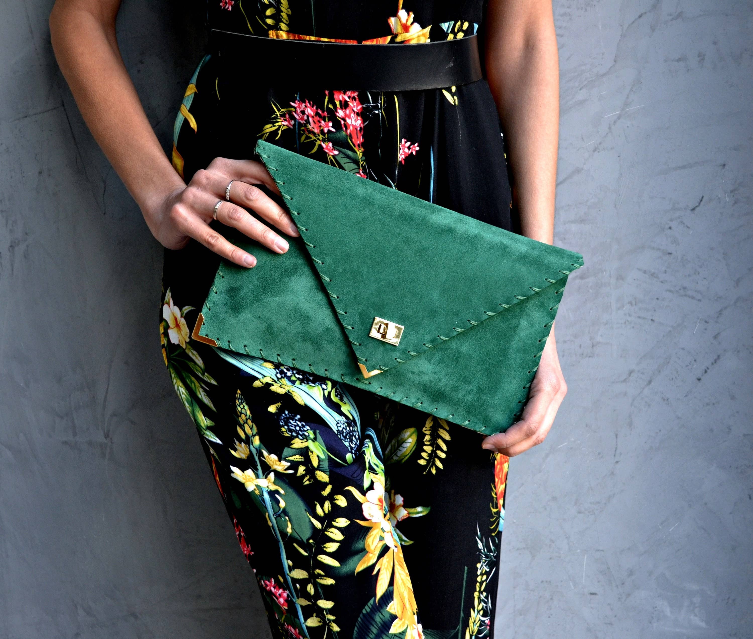 Suede clutch in emerald