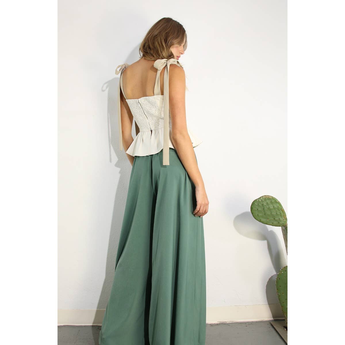 CONTRAST SHOUDER BAND RUFFLE TOP
