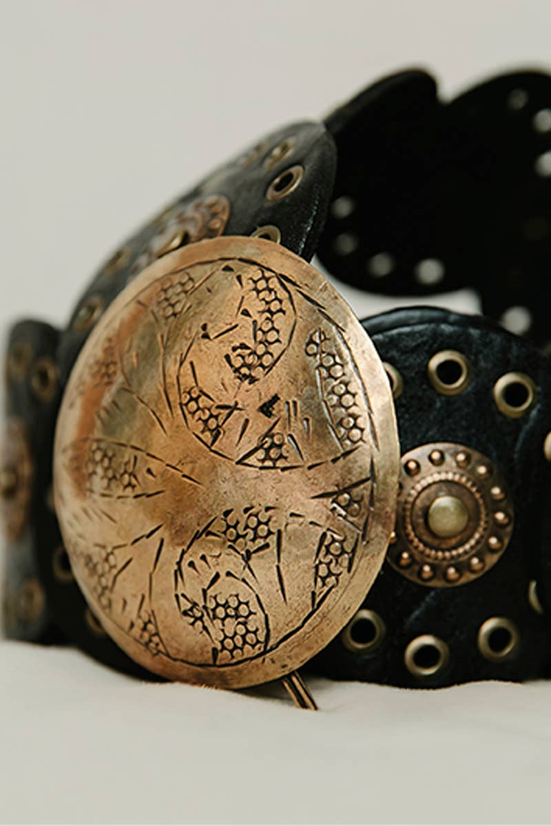 Alpha leather belt with engraved buckle, medium size