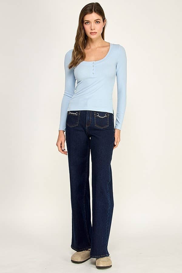 SCOOP NECK BUTTON TOP