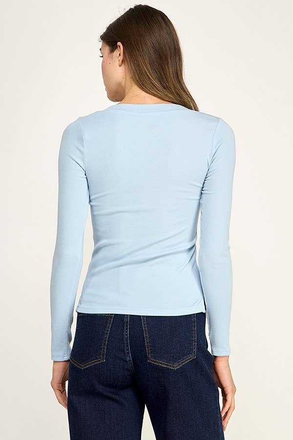 SCOOP NECK BUTTON TOP